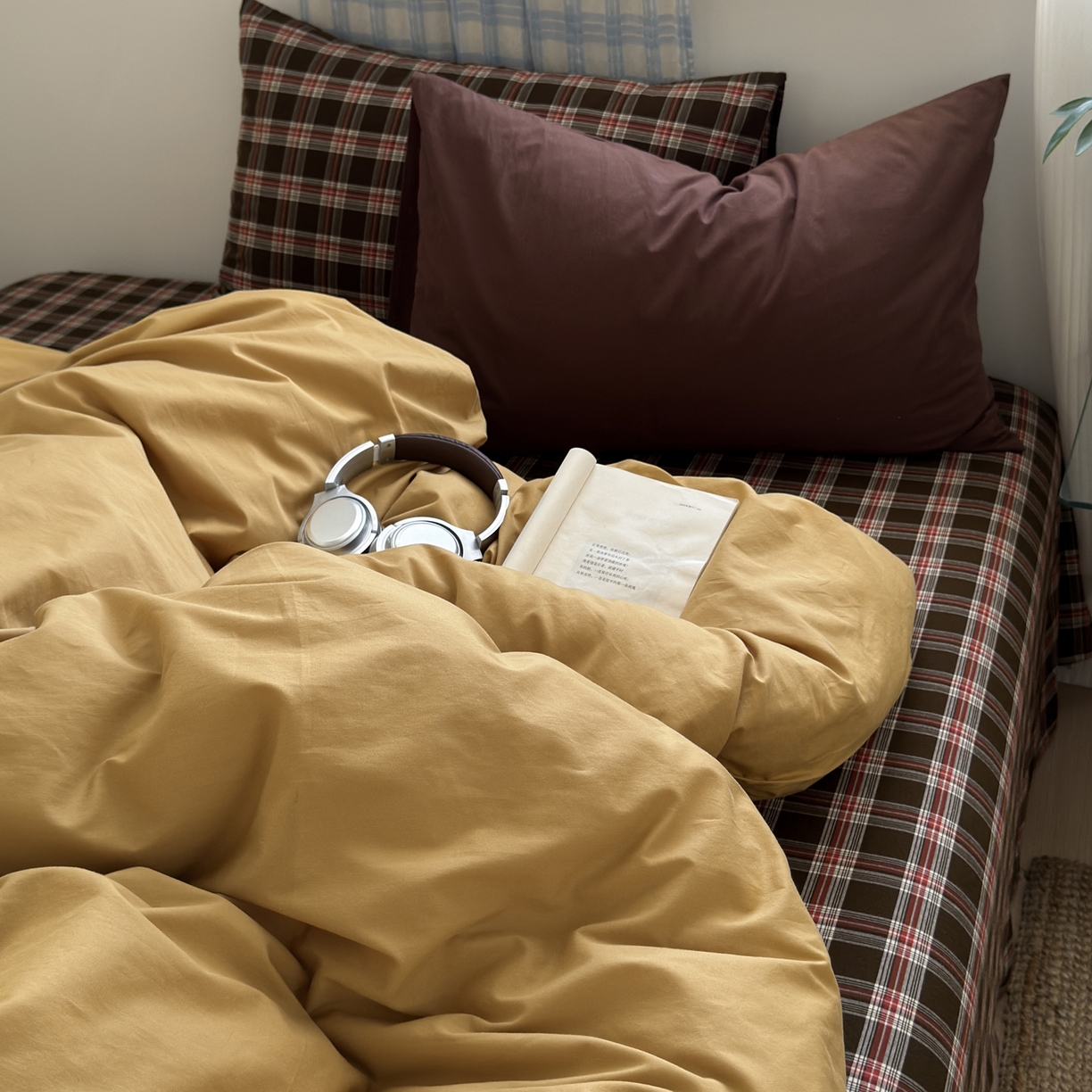 91家纺网 家纺一手货源 找家纺 玖弘家居 2025新款纯色被套格子单混搭四件套 赤线红格-金驼 (枕套格子+巧克力棕）