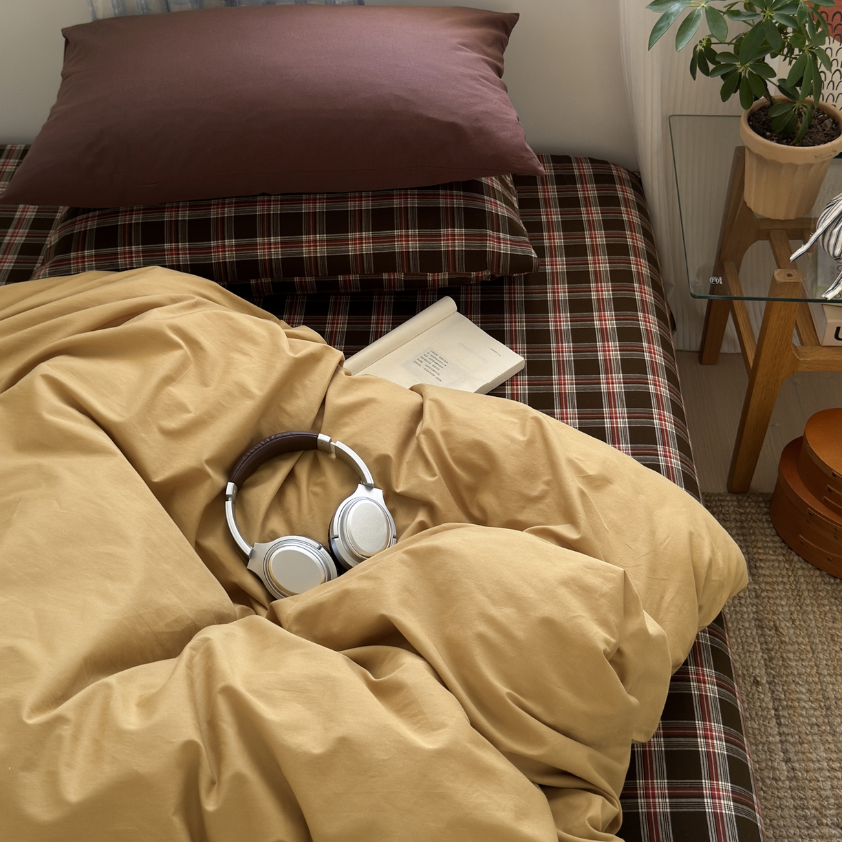 91家纺网 家纺一手货源 找家纺 玖弘家居 2025新款纯色被套格子单混搭四件套 赤线红格-金驼 (枕套格子+巧克力棕）