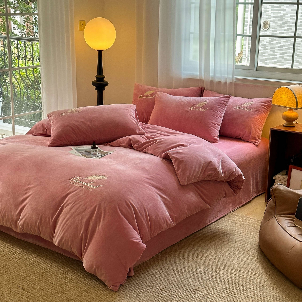 91家纺网 家纺一手货源 找家纺 爱彼家纺 2025新款牛奶绒刺绣四件套--羽毛系列-风格一 羽毛-浅豆