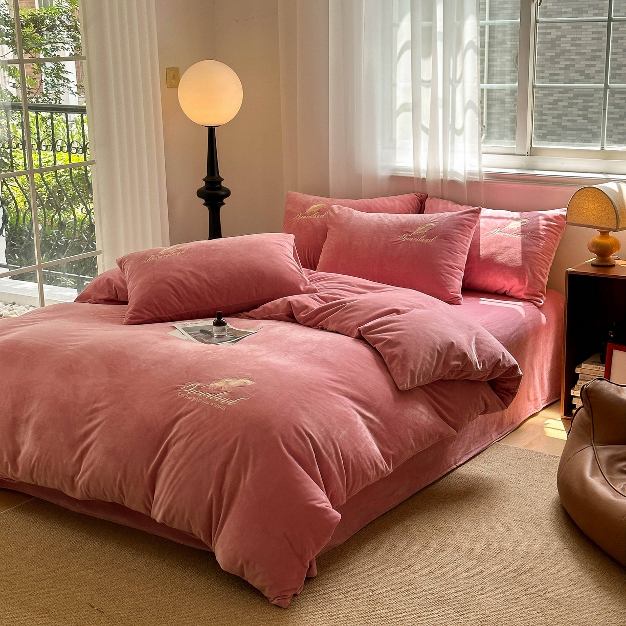 91家纺网 家纺一手货源 找家纺 爱彼家纺 2025新款牛奶绒刺绣四件套--羽毛系列-风格一 羽毛-浅豆