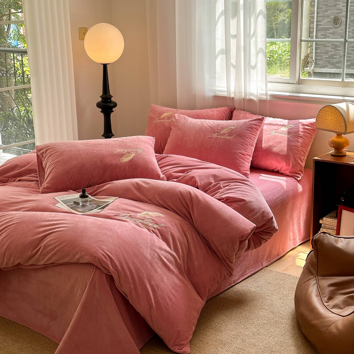 91家纺网 家纺一手货源 找家纺 爱彼家纺 2025新款牛奶绒刺绣四件套--羽毛系列-风格一 羽毛-浅豆