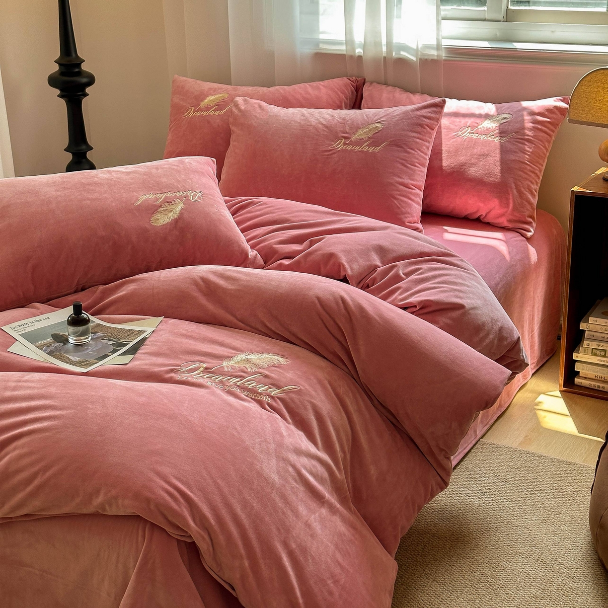 91家纺网 家纺一手货源 找家纺 爱彼家纺 2025新款牛奶绒刺绣四件套--羽毛系列-风格一 羽毛-浅豆