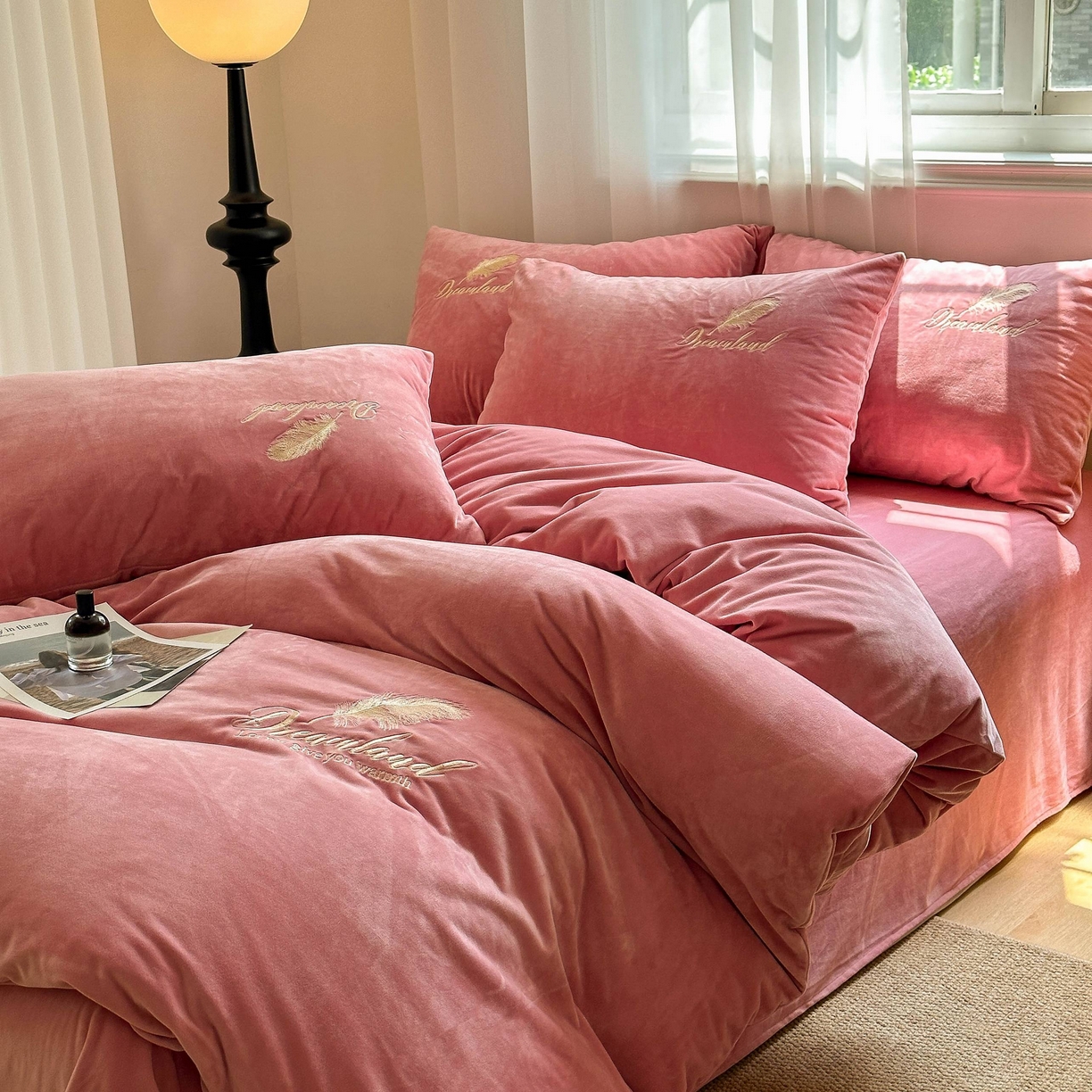 91家纺网 家纺一手货源 找家纺 爱彼家纺 2025新款牛奶绒刺绣四件套--羽毛系列-风格一 羽毛-浅豆