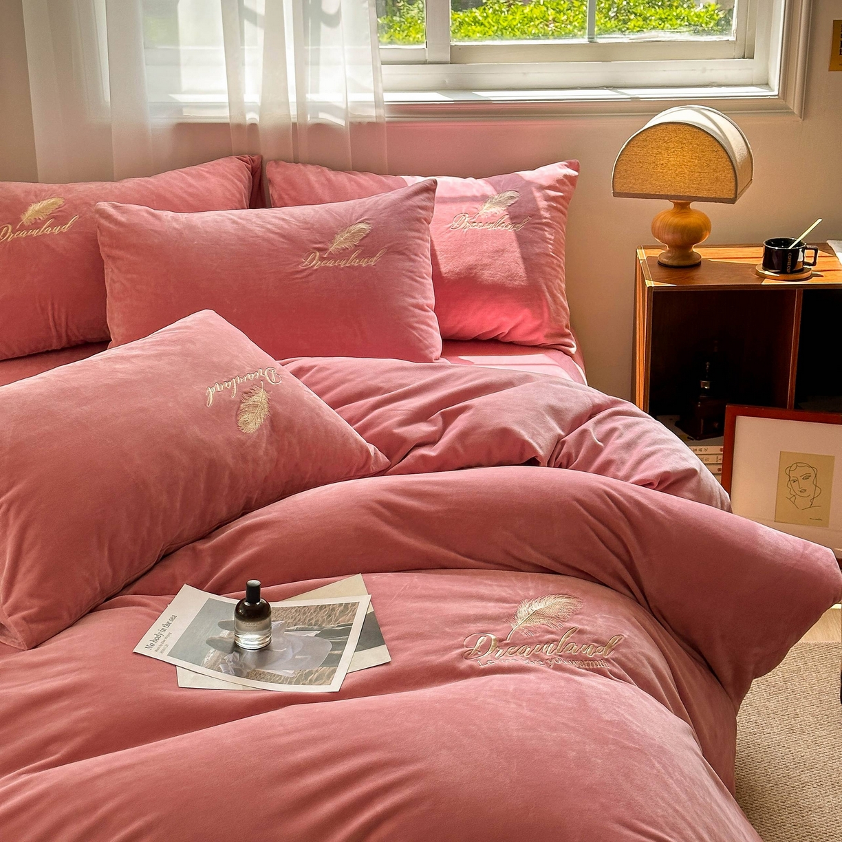 91家纺网 家纺一手货源 找家纺 爱彼家纺 2025新款牛奶绒刺绣四件套--羽毛系列-风格一 羽毛-浅豆