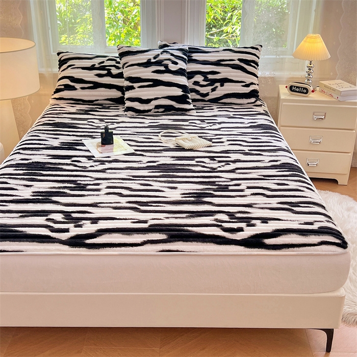 91家纺网 家纺一手货源 找家纺 圣比熊 2025新款法莱绒床笠法兰绒床垫保护套牛奶绒兔毛绒席梦思床垫套-抽条 法莱绒抽条-梦幻墨白