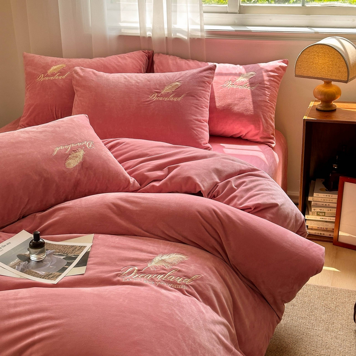 91家纺网 家纺一手货源 找家纺 爱彼家纺 2025新款牛奶绒刺绣四件套--羽毛系列-风格一 羽毛-浅豆