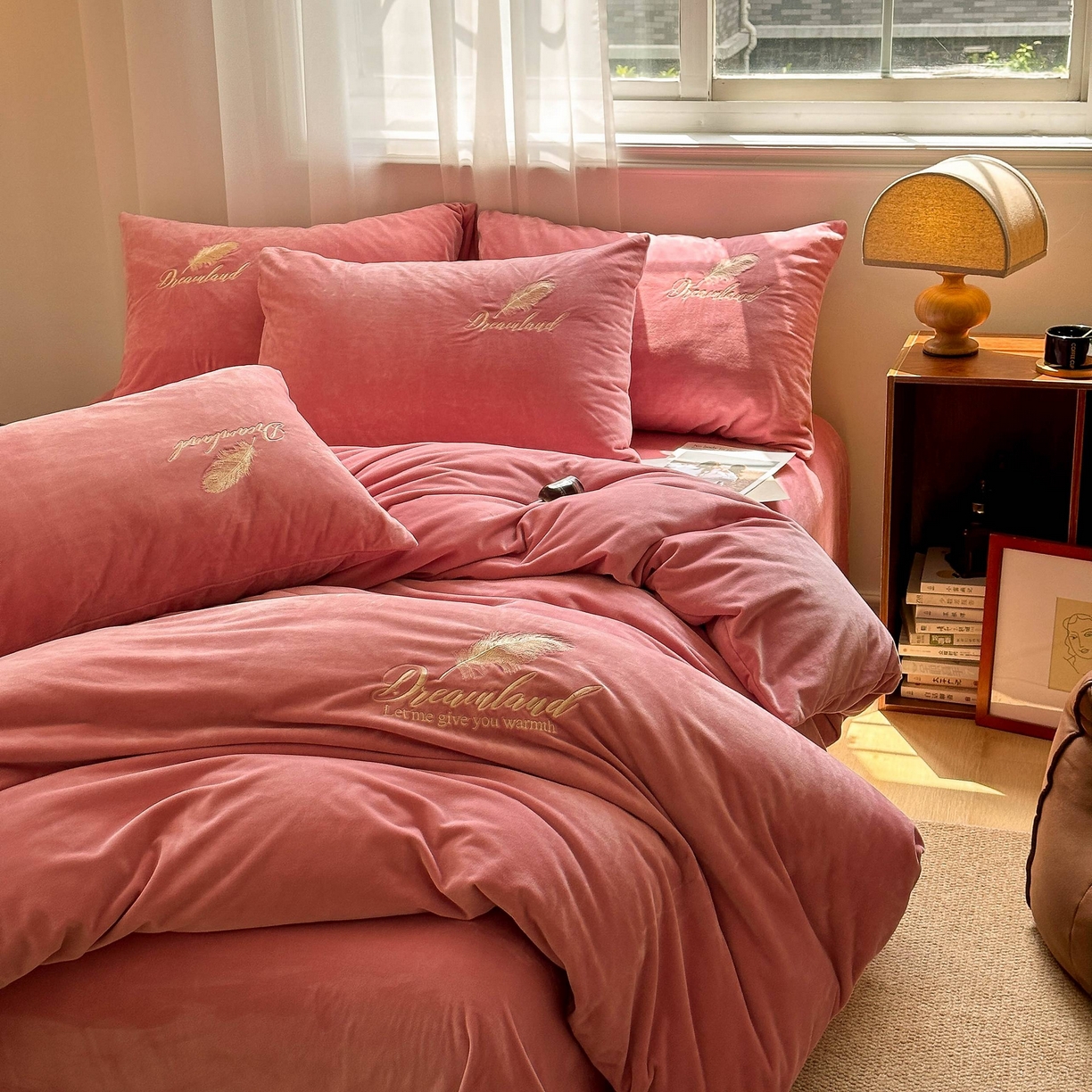 91家纺网 家纺一手货源 找家纺 爱彼家纺 2025新款牛奶绒刺绣四件套--羽毛系列-风格一 羽毛-浅豆