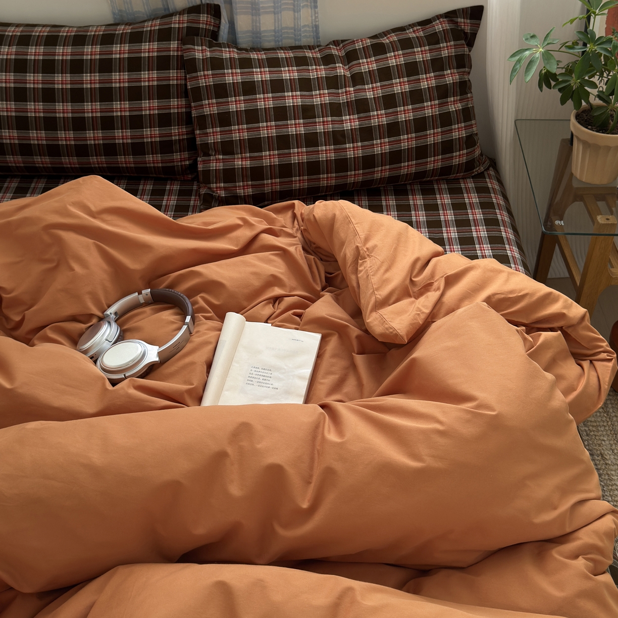 91家纺网 家纺一手货源 找家纺 玖弘家居 2025新款纯色被套格子单混搭四件套 赤线红格-南瓜橘（枕套格子）