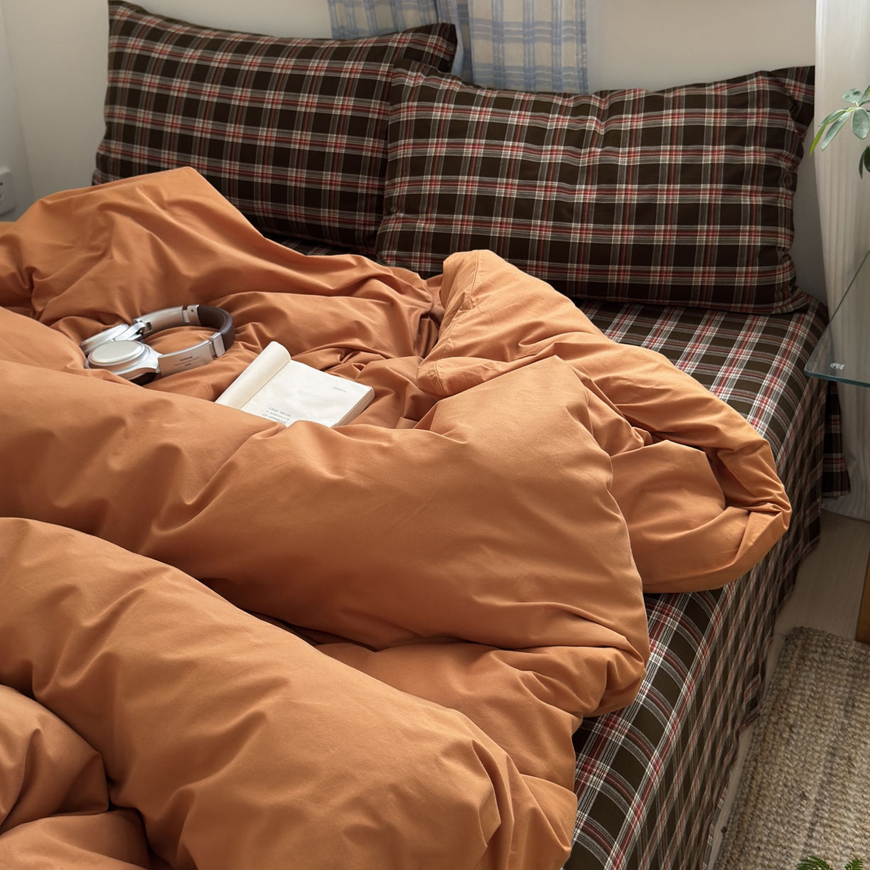 91家纺网 家纺一手货源 找家纺 玖弘家居 2025新款纯色被套格子单混搭四件套 赤线红格-南瓜橘（枕套格子）