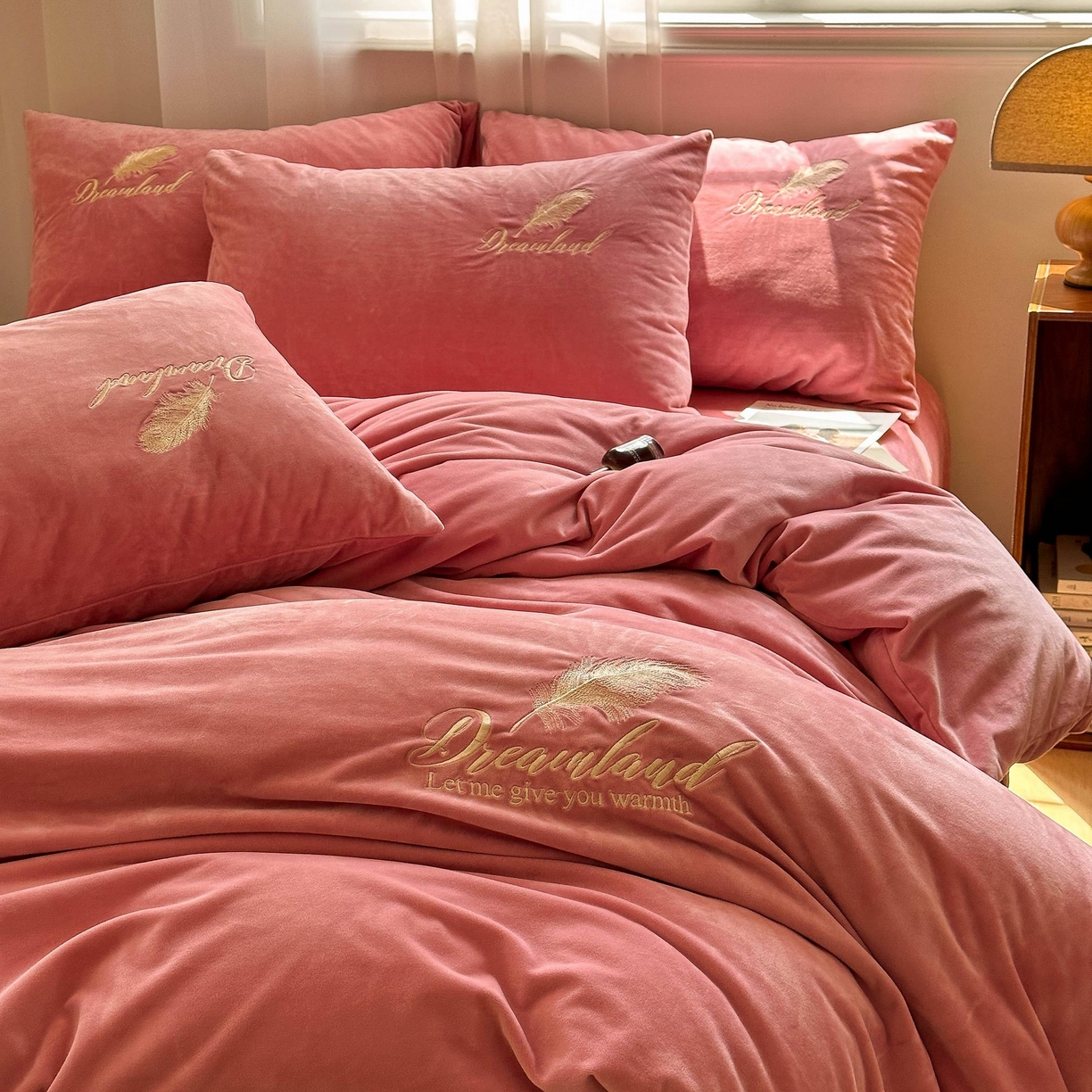 91家纺网 家纺一手货源 找家纺 爱彼家纺 2025新款牛奶绒刺绣四件套--羽毛系列-风格一 羽毛-浅豆