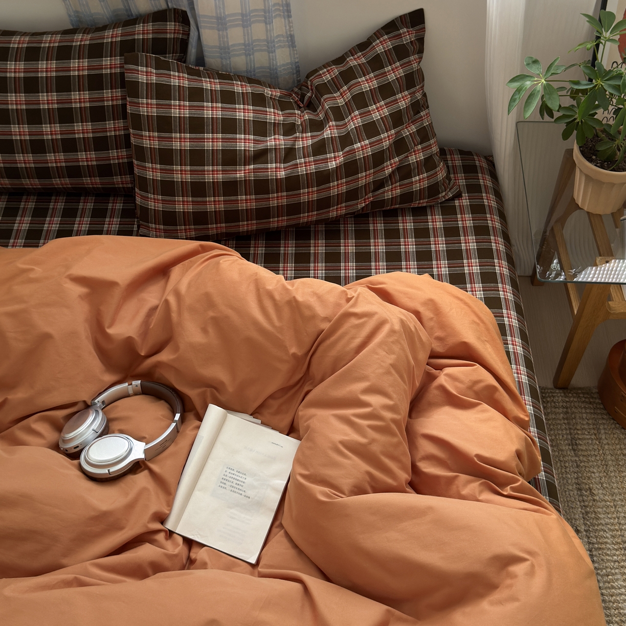 91家纺网 家纺一手货源 找家纺 玖弘家居 2025新款纯色被套格子单混搭四件套 赤线红格-南瓜橘（枕套格子）