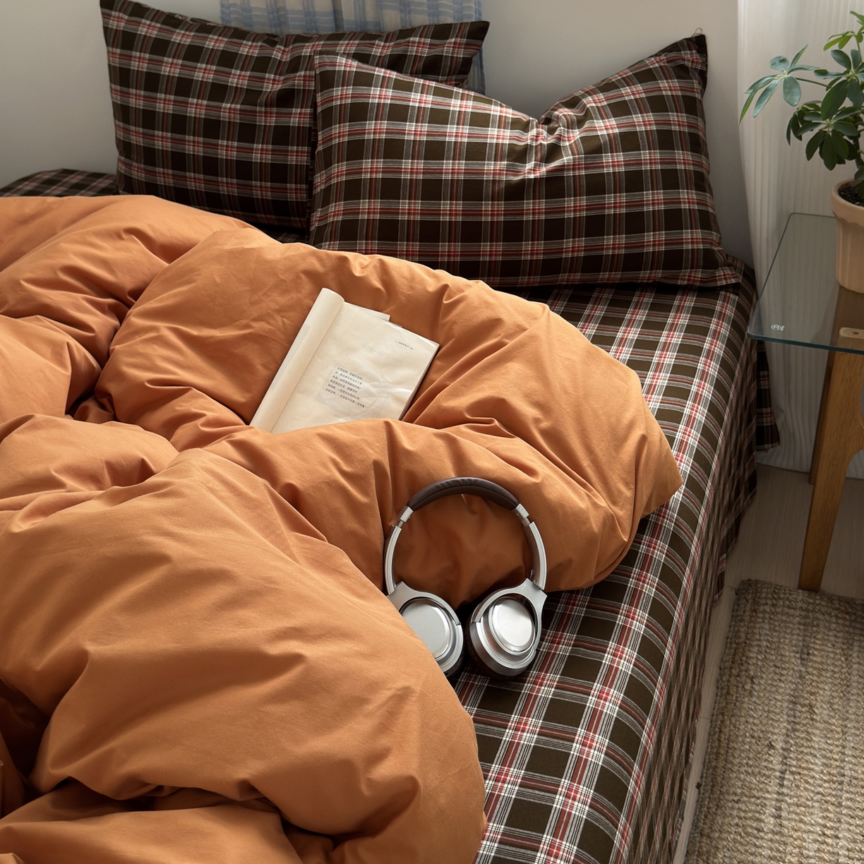 91家纺网 家纺一手货源 找家纺 玖弘家居 2025新款纯色被套格子单混搭四件套 赤线红格-南瓜橘（枕套格子）