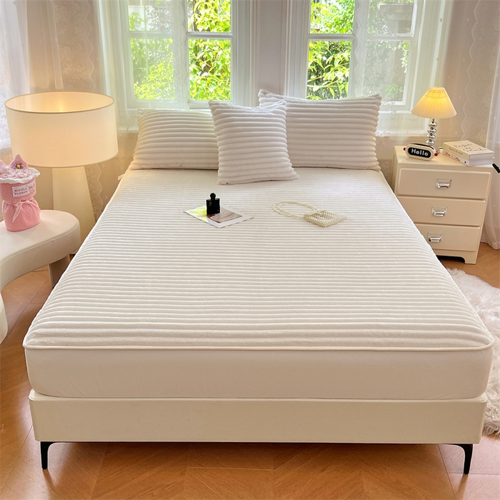 91家纺网 家纺一手货源 找家纺 圣比熊 2025新款法莱绒床笠法兰绒床垫保护套牛奶绒兔毛绒席梦思床垫套-抽条 法莱绒抽条-晨曦白