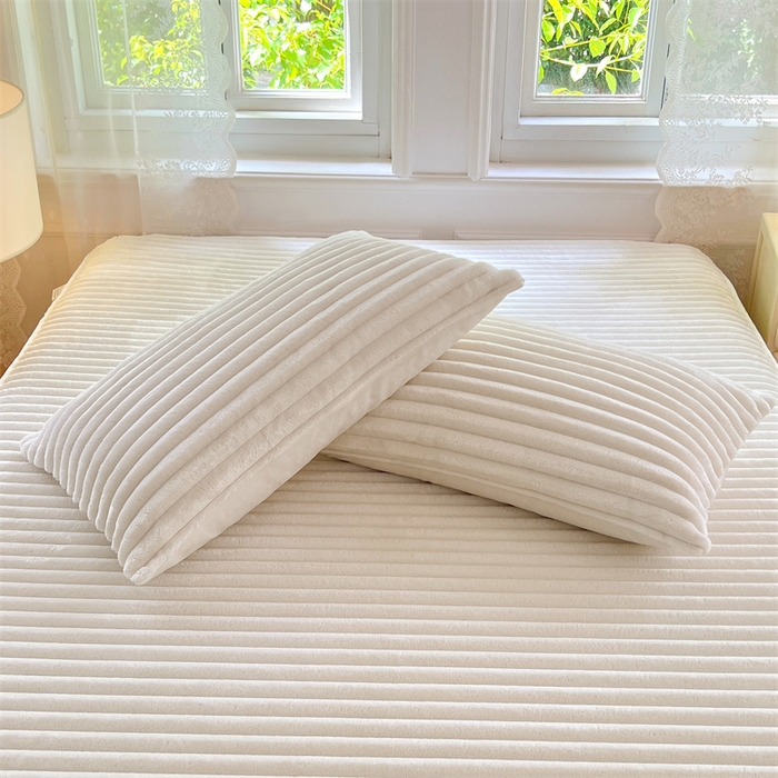 91家纺网 家纺一手货源 找家纺 圣比熊 2025新款法莱绒床笠法兰绒床垫保护套牛奶绒兔毛绒席梦思床垫套-抽条 法莱绒抽条-晨曦白