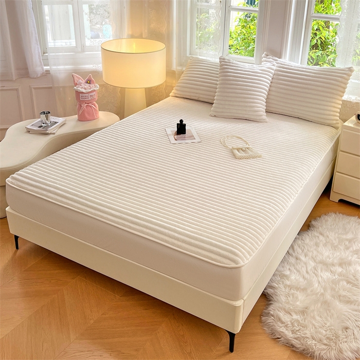 91家纺网 家纺一手货源 找家纺 圣比熊 2025新款法莱绒床笠法兰绒床垫保护套牛奶绒兔毛绒席梦思床垫套-抽条 法莱绒抽条-晨曦白