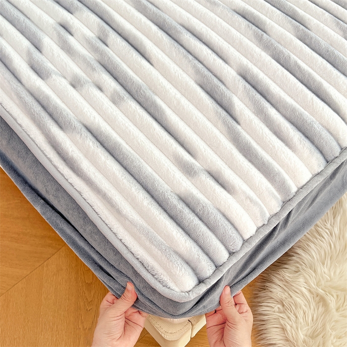 91家纺网 家纺一手货源 找家纺 圣比熊 2025新款法莱绒床笠法兰绒床垫保护套牛奶绒兔毛绒席梦思床垫套-抽条 法莱绒抽条-梦幻浅灰