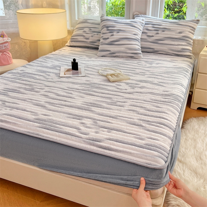 91家纺网 家纺一手货源 找家纺 圣比熊 2025新款法莱绒床笠法兰绒床垫保护套牛奶绒兔毛绒席梦思床垫套-抽条 法莱绒抽条-梦幻浅灰