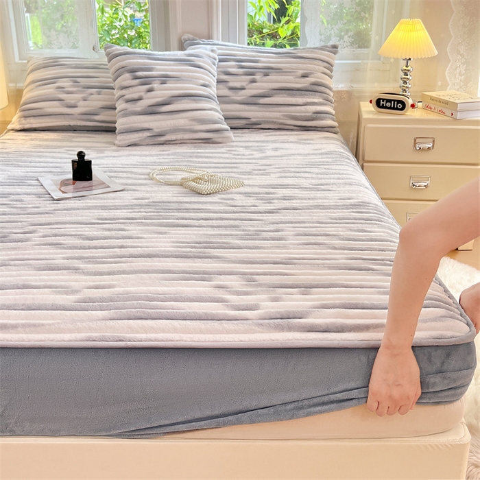 91家纺网 家纺一手货源 找家纺 圣比熊 2025新款法莱绒床笠法兰绒床垫保护套牛奶绒兔毛绒席梦思床垫套-抽条 法莱绒抽条-梦幻浅灰