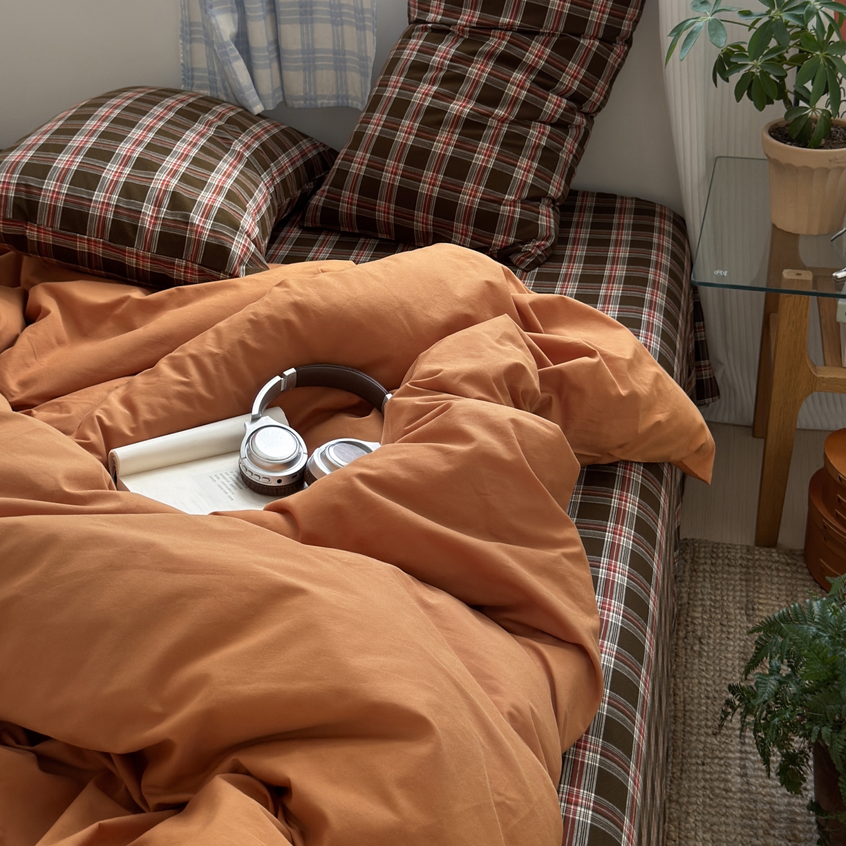 91家纺网 家纺一手货源 找家纺 玖弘家居 2025新款纯色被套格子单混搭四件套 赤线红格-南瓜橘（枕套格子）