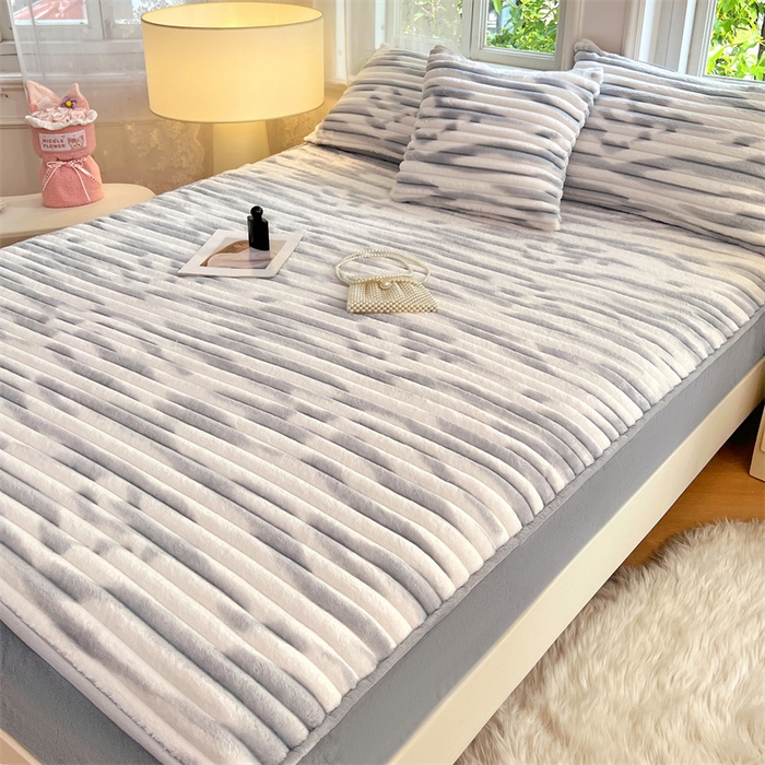 91家纺网 家纺一手货源 找家纺 圣比熊 2025新款法莱绒床笠法兰绒床垫保护套牛奶绒兔毛绒席梦思床垫套-抽条 法莱绒抽条-梦幻浅灰