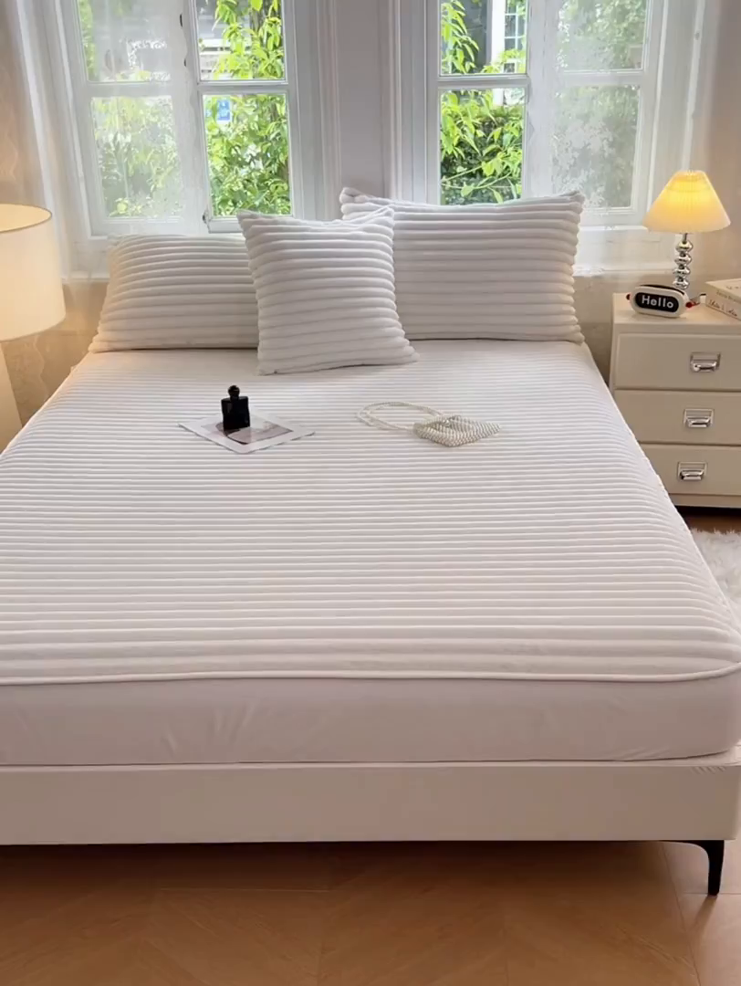 91家纺网 家纺一手货源 找家纺 圣比熊 2025新款法莱绒床笠法兰绒床垫保护套牛奶绒兔毛绒席梦思床垫套-抽条 法莱绒抽条-晨曦白