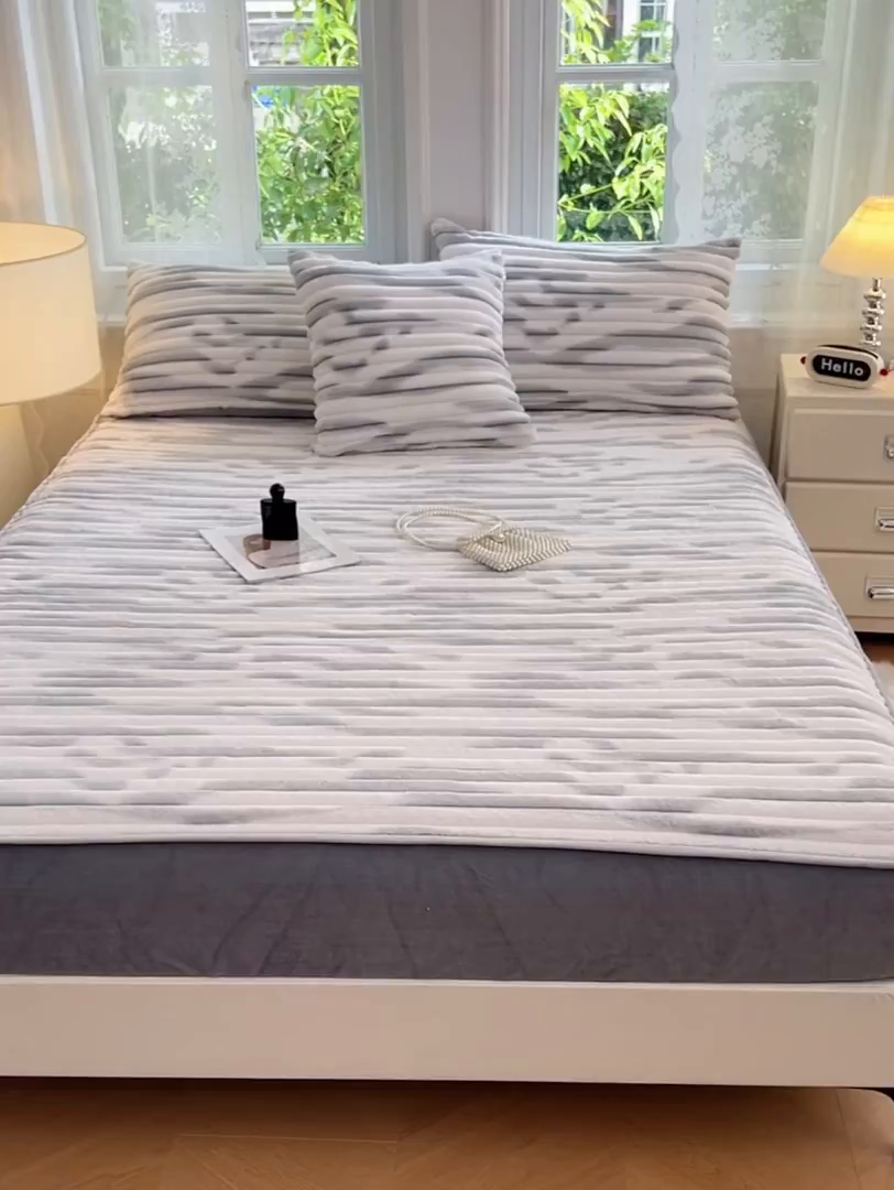 91家纺网 家纺一手货源 找家纺 圣比熊 2025新款法莱绒床笠法兰绒床垫保护套牛奶绒兔毛绒席梦思床垫套-抽条 法莱绒抽条-梦幻浅灰