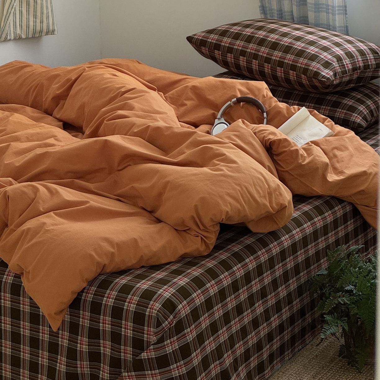 91家纺网 家纺一手货源 找家纺 玖弘家居 2025新款纯色被套格子单混搭四件套 赤线红格-南瓜橘（枕套格子）