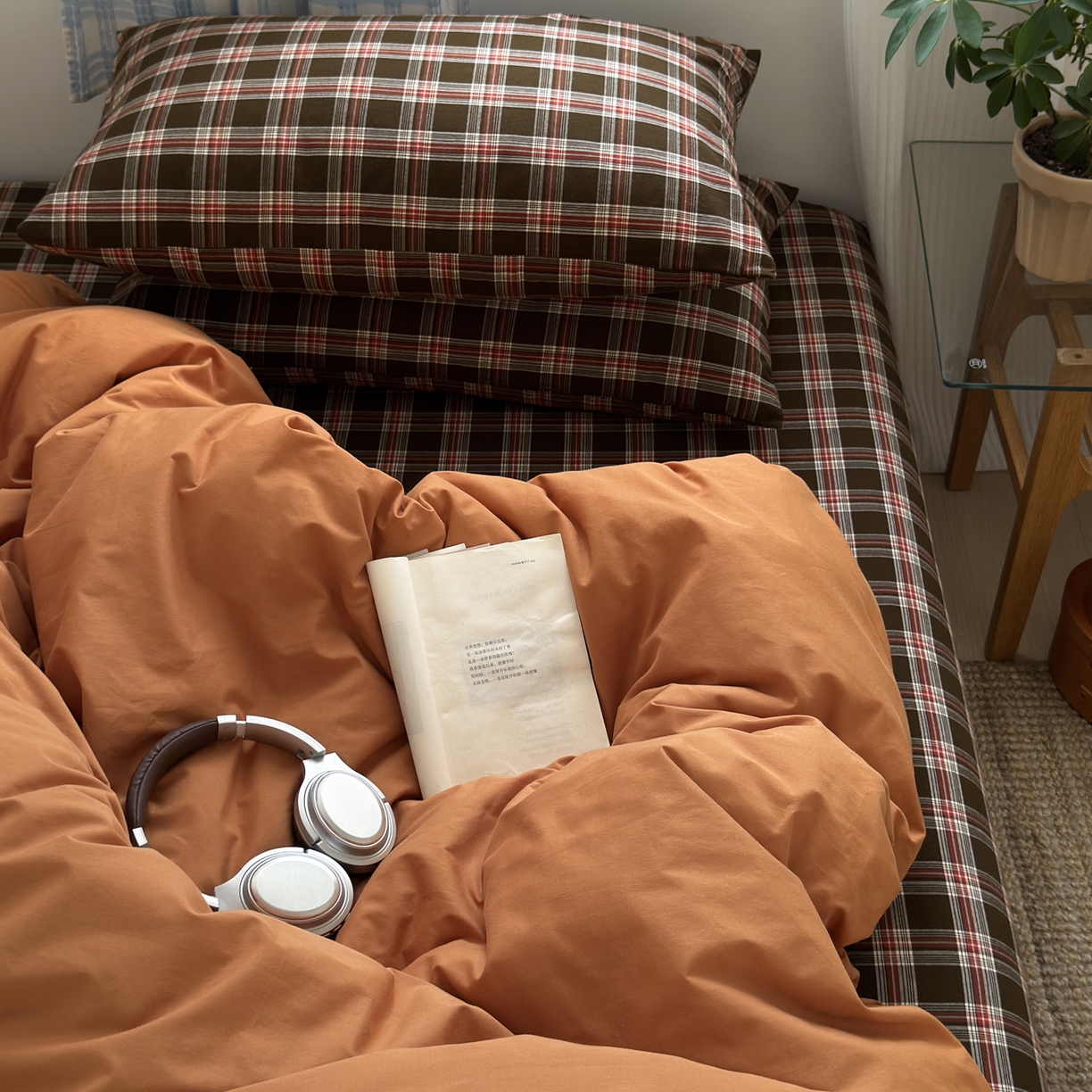 91家纺网 家纺一手货源 找家纺 玖弘家居 2025新款纯色被套格子单混搭四件套 赤线红格-南瓜橘（枕套格子）