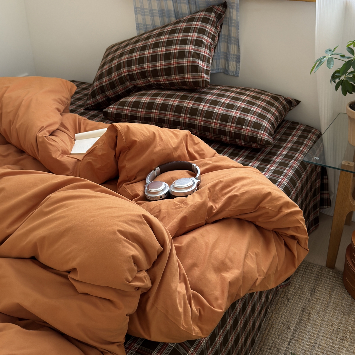 91家纺网 家纺一手货源 找家纺 玖弘家居 2025新款纯色被套格子单混搭四件套 赤线红格-南瓜橘（枕套格子）