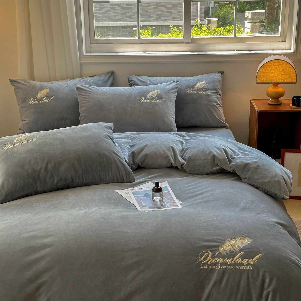 91家纺网 家纺一手货源 找家纺 爱彼家纺 2025新款牛奶绒刺绣四件套--羽毛系列-风格一 羽毛-浅灰