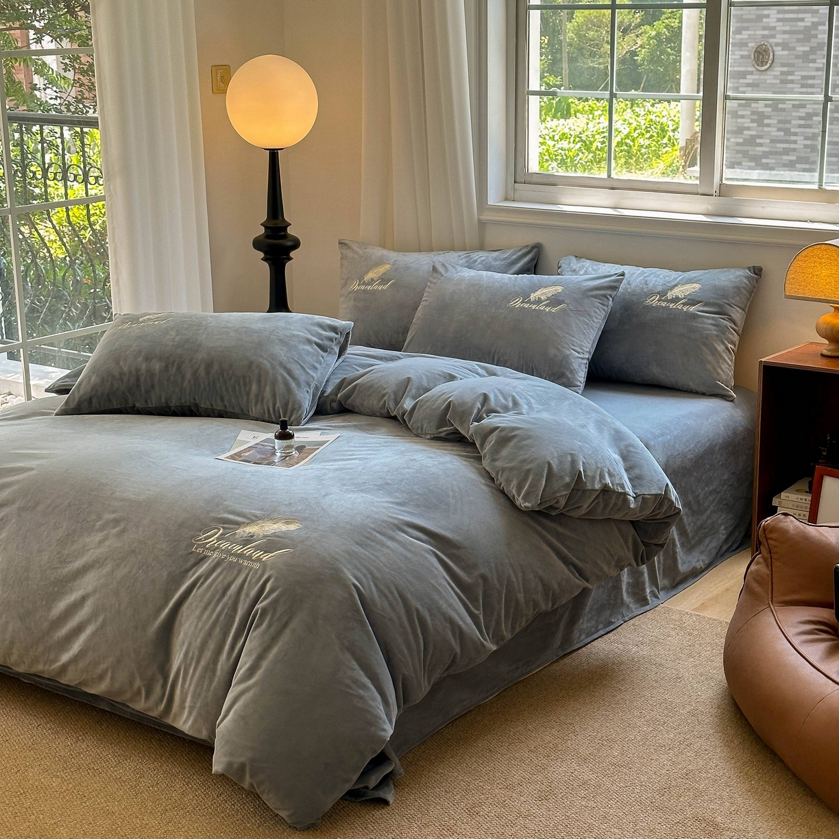 91家纺网 家纺一手货源 找家纺 爱彼家纺 2025新款牛奶绒刺绣四件套--羽毛系列-风格一 羽毛-浅灰