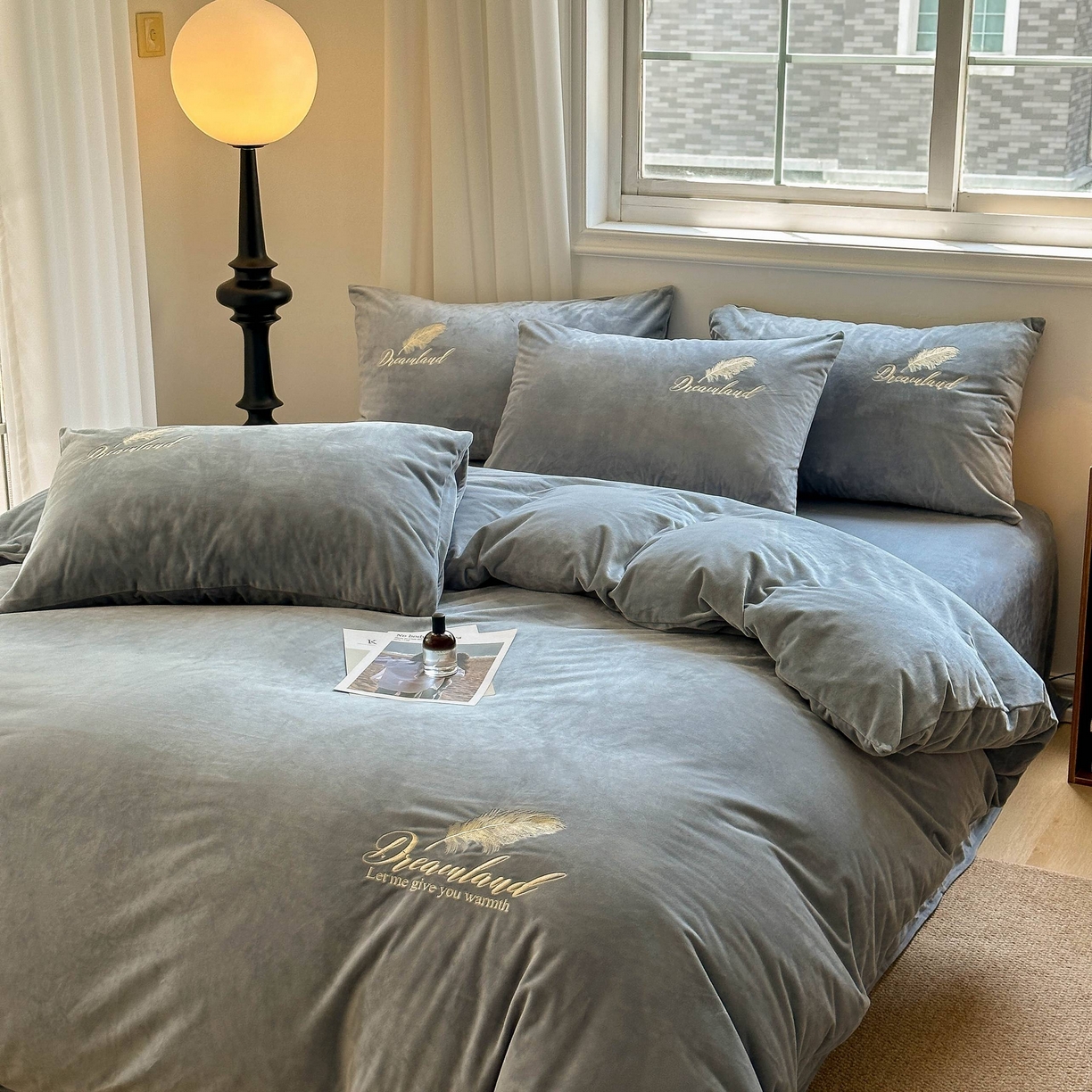 91家纺网 家纺一手货源 找家纺 爱彼家纺 2025新款牛奶绒刺绣四件套--羽毛系列-风格一 羽毛-浅灰