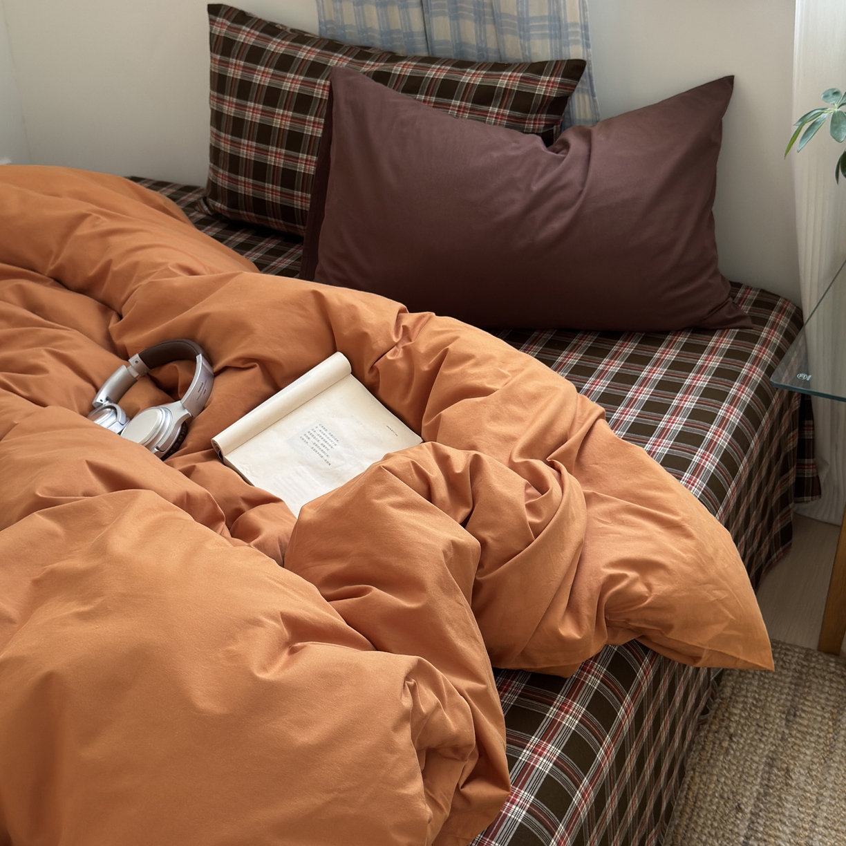 91家纺网 家纺一手货源 找家纺 玖弘家居 2025新款纯色被套格子单混搭四件套 赤线红格-南瓜橘（枕套格子+巧克力棕）