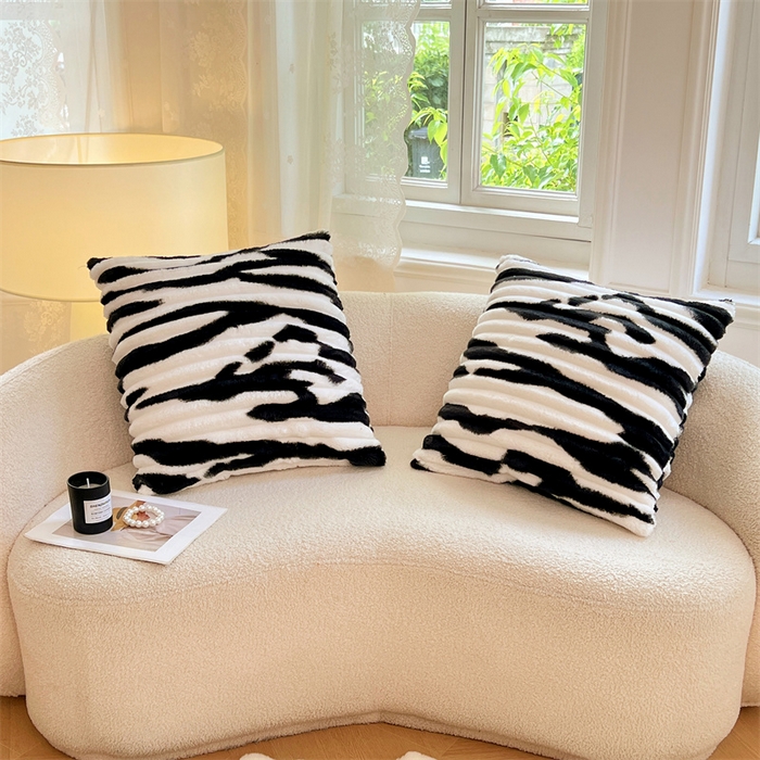 91家纺网 家纺一手货源 找家纺 梦舒羽 2025新款法莱绒抱枕套法兰绒枕套宿舍枕芯套兔毛绒枕头套-抽条 法莱绒抽条-梦幻墨白