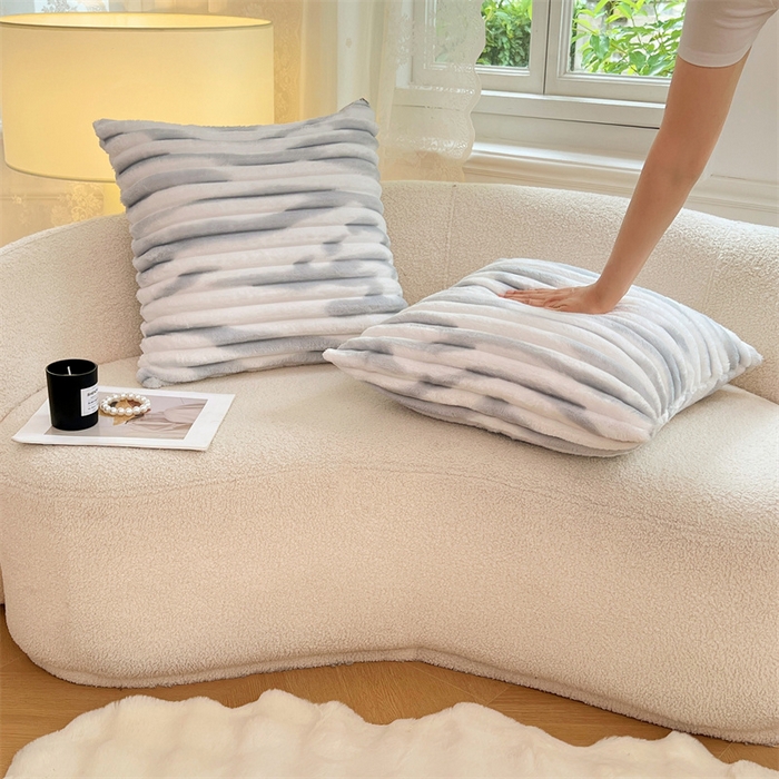 91家纺网 家纺一手货源 找家纺 梦舒羽 2025新款法莱绒抱枕套法兰绒枕套宿舍枕芯套兔毛绒枕头套-抽条 法莱绒抽条-梦幻浅灰