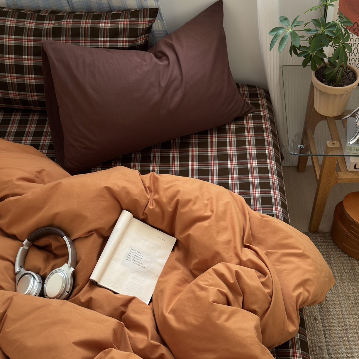 91家纺网 家纺一手货源 找家纺 玖弘家居 2025新款纯色被套格子单混搭四件套 赤线红格-南瓜橘（枕套格子+巧克力棕）