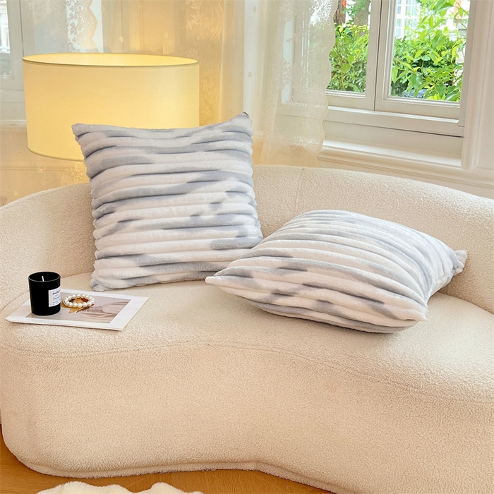 91家纺网 家纺一手货源 找家纺 梦舒羽 2025新款法莱绒抱枕套法兰绒枕套宿舍枕芯套兔毛绒枕头套-抽条 法莱绒抽条-梦幻浅灰