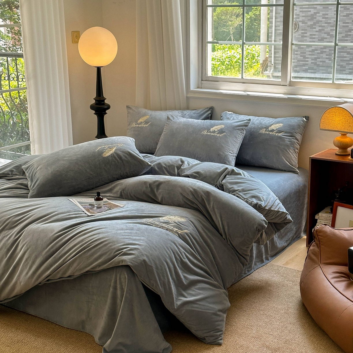 91家纺网 家纺一手货源 找家纺 爱彼家纺 2025新款牛奶绒刺绣四件套--羽毛系列-风格一 羽毛-浅灰