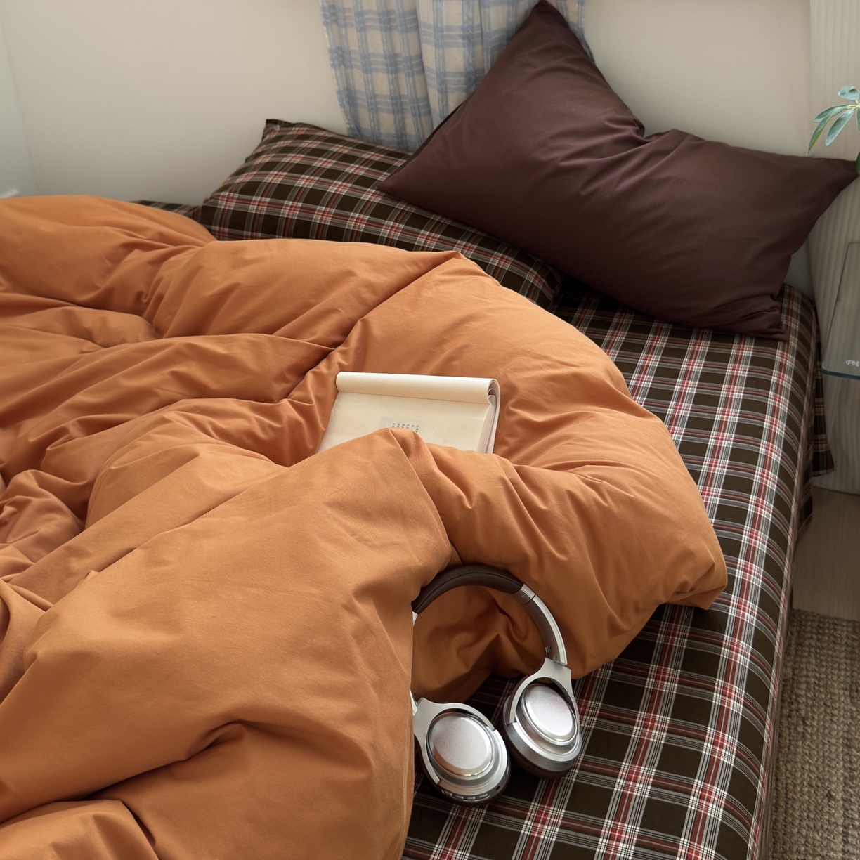 91家纺网 家纺一手货源 找家纺 玖弘家居 2025新款纯色被套格子单混搭四件套 赤线红格-南瓜橘（枕套格子+巧克力棕）