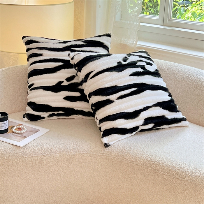 91家纺网 家纺一手货源 找家纺 梦舒羽 2025新款法莱绒抱枕套法兰绒枕套宿舍枕芯套兔毛绒枕头套-抽条 法莱绒抽条-梦幻墨白