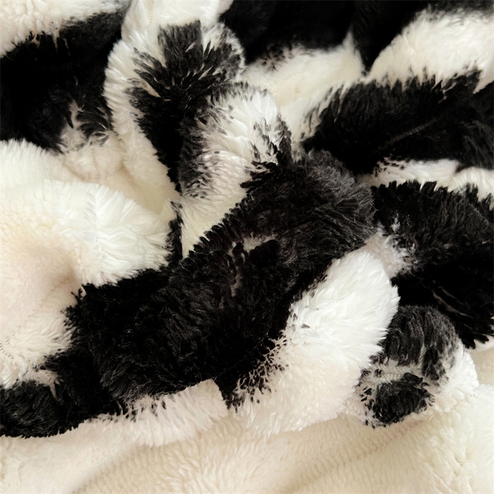 91家纺网 家纺一手货源 找家纺 梦舒羽 2025新款法莱绒抱枕套法兰绒枕套宿舍枕芯套兔毛绒枕头套-抽条 法莱绒抽条-梦幻墨白