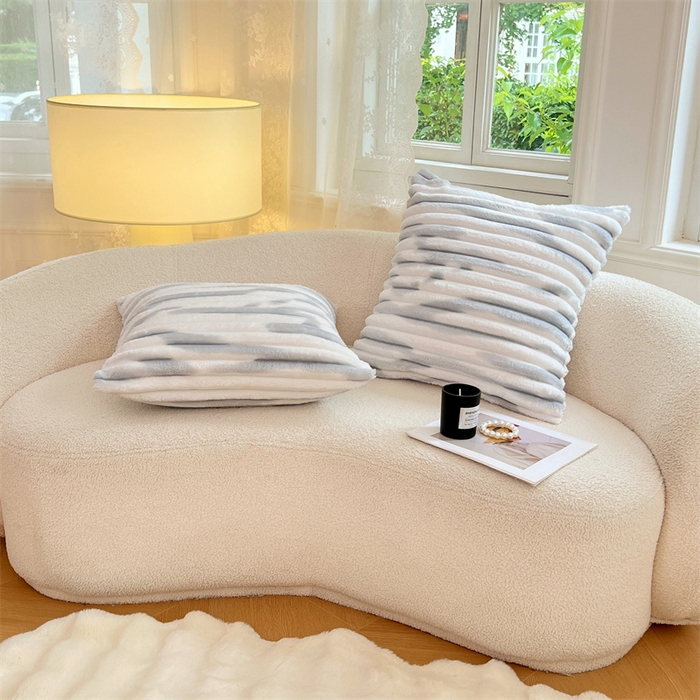 91家纺网 家纺一手货源 找家纺 梦舒羽 2025新款法莱绒抱枕套法兰绒枕套宿舍枕芯套兔毛绒枕头套-抽条 法莱绒抽条-梦幻浅灰