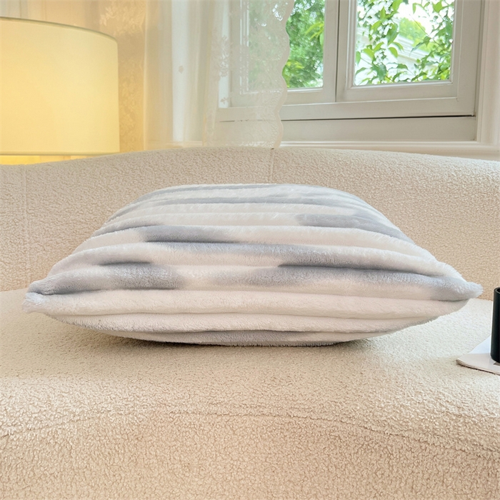 91家纺网 家纺一手货源 找家纺 梦舒羽 2025新款法莱绒抱枕套法兰绒枕套宿舍枕芯套兔毛绒枕头套-抽条 法莱绒抽条-梦幻浅灰