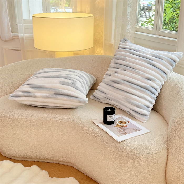 91家纺网 家纺一手货源 找家纺 梦舒羽 2025新款法莱绒抱枕套法兰绒枕套宿舍枕芯套兔毛绒枕头套-抽条 法莱绒抽条-梦幻浅灰