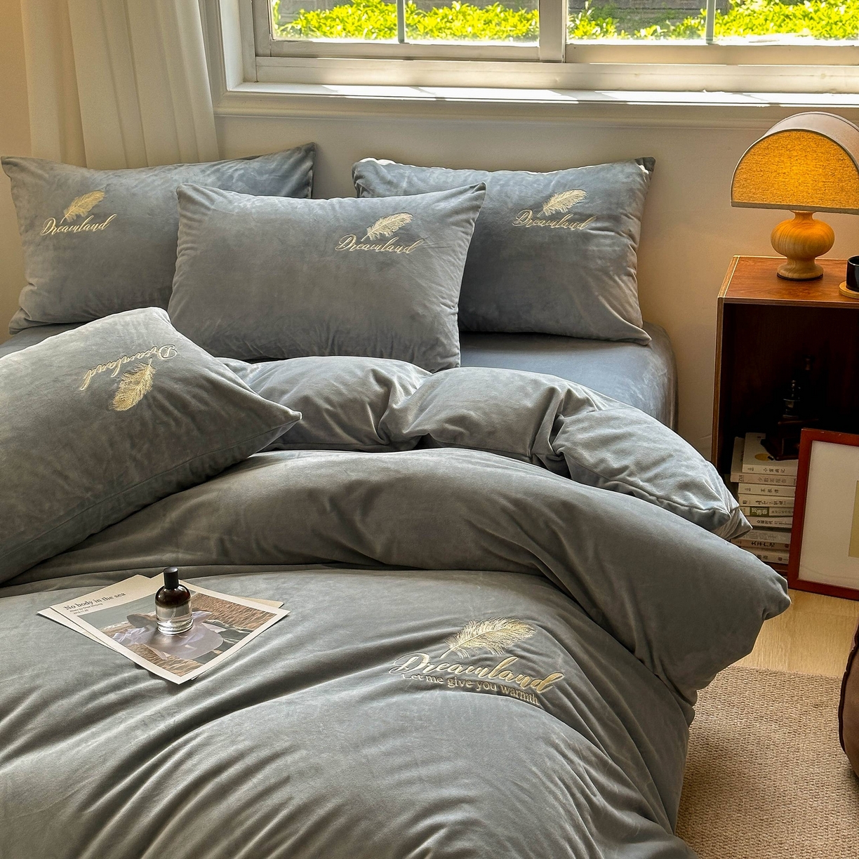 91家纺网 家纺一手货源 找家纺 爱彼家纺 2025新款牛奶绒刺绣四件套--羽毛系列-风格一 羽毛-浅灰