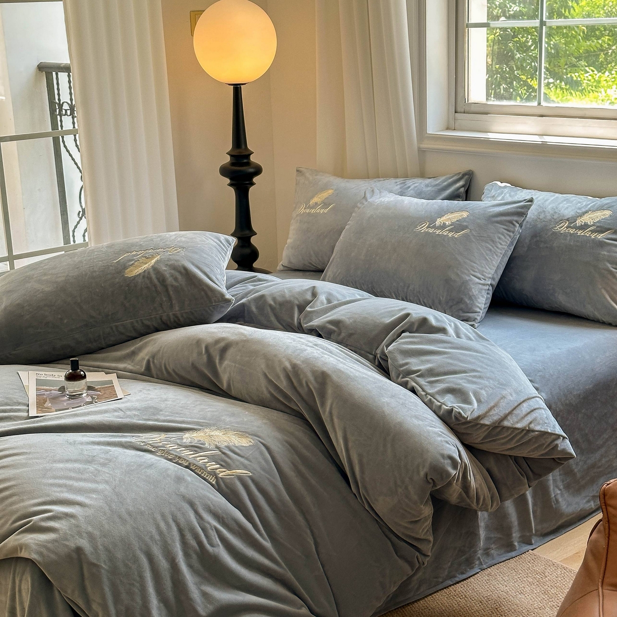 91家纺网 家纺一手货源 找家纺 爱彼家纺 2025新款牛奶绒刺绣四件套--羽毛系列-风格一 羽毛-浅灰