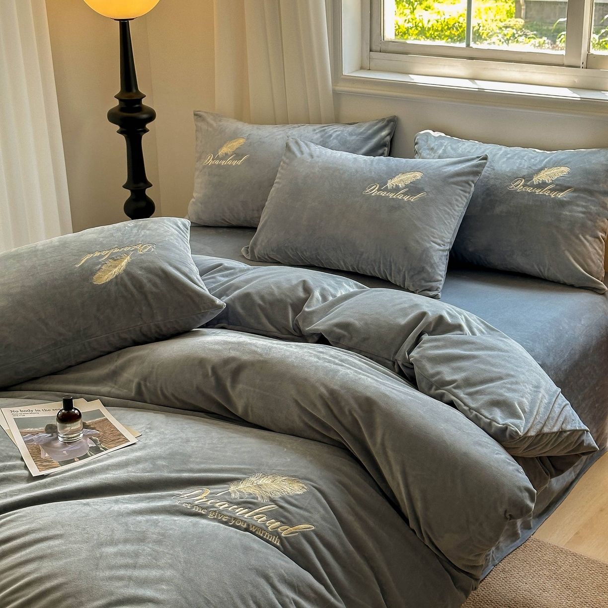 91家纺网 家纺一手货源 找家纺 爱彼家纺 2025新款牛奶绒刺绣四件套--羽毛系列-风格一 羽毛-浅灰