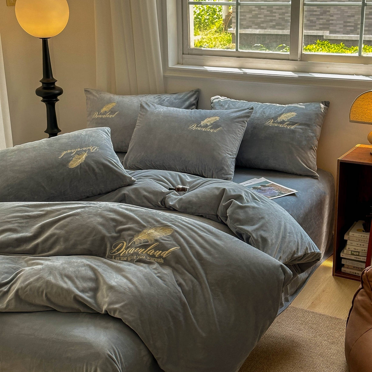 91家纺网 家纺一手货源 找家纺 爱彼家纺 2025新款牛奶绒刺绣四件套--羽毛系列-风格一 羽毛-浅灰