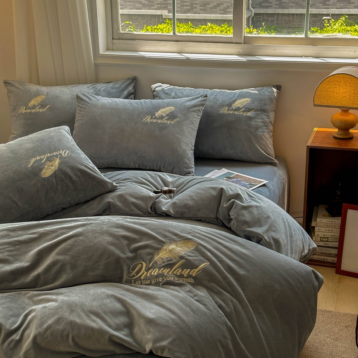 91家纺网 家纺一手货源 找家纺 爱彼家纺 2025新款牛奶绒刺绣四件套--羽毛系列-风格一 羽毛-浅灰