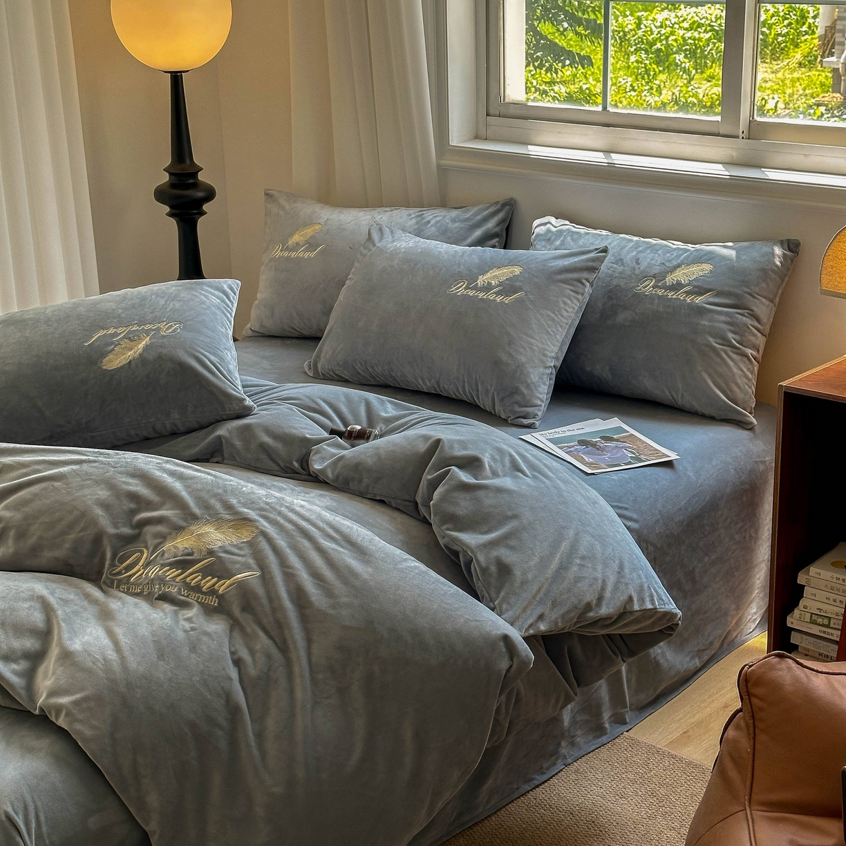 91家纺网 家纺一手货源 找家纺 爱彼家纺 2025新款牛奶绒刺绣四件套--羽毛系列-风格一 羽毛-浅灰